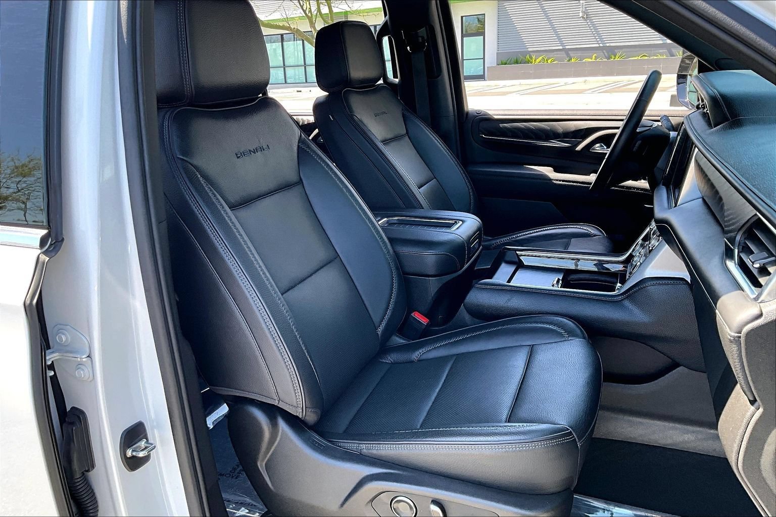 Used 2024 GMC Yukon Denali AWD/4WD image 9