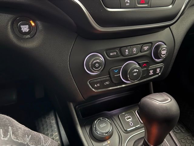 Used 2019 Jeep Cherokee Latitude Plus w/ Cold Weather Group image 18