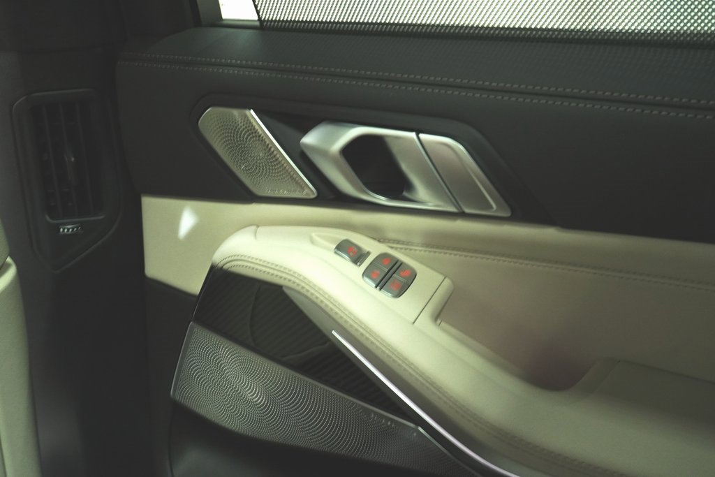Used 2025 BMW X7 M60i image 23