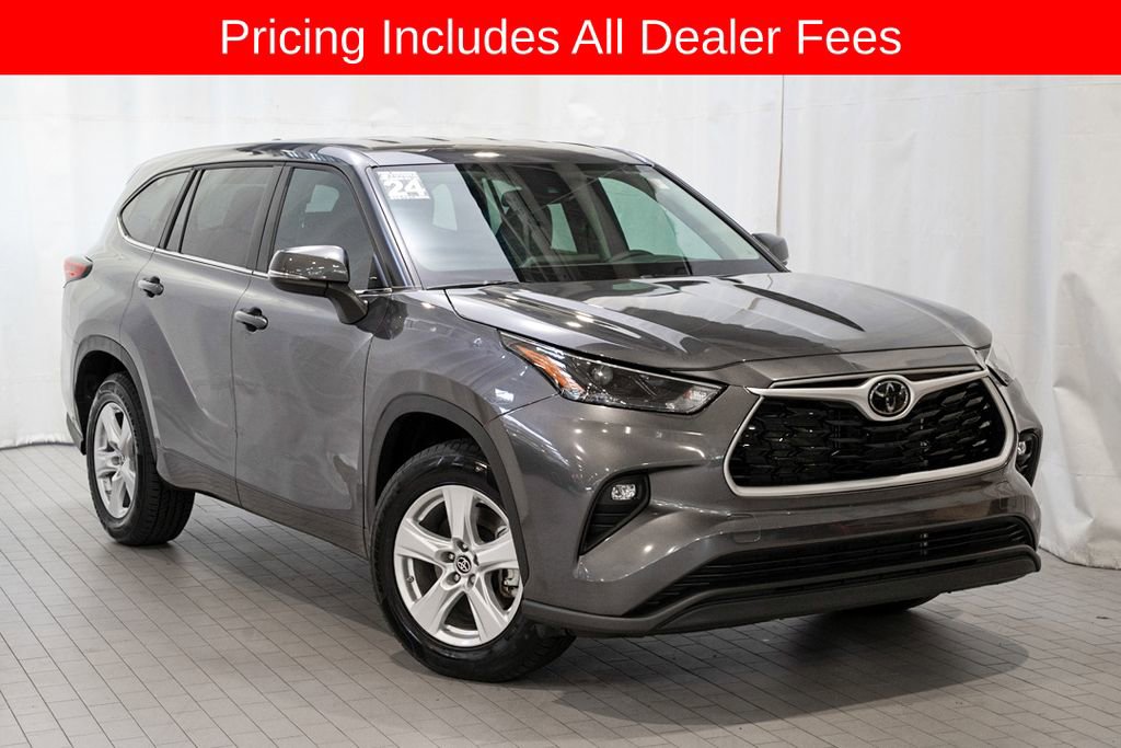 Used 2024 Toyota Highlander LE FWD image 1