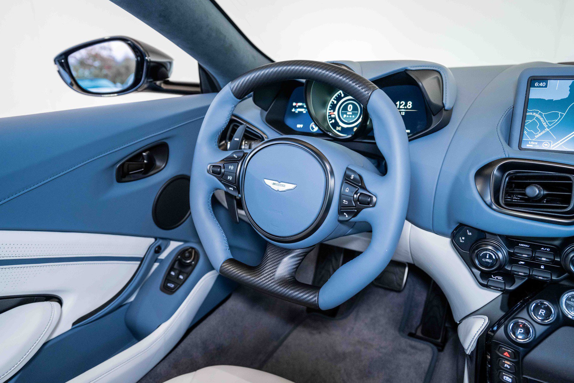 Used 2023 Aston Martin V8 Vantage Coupe RWD image 19