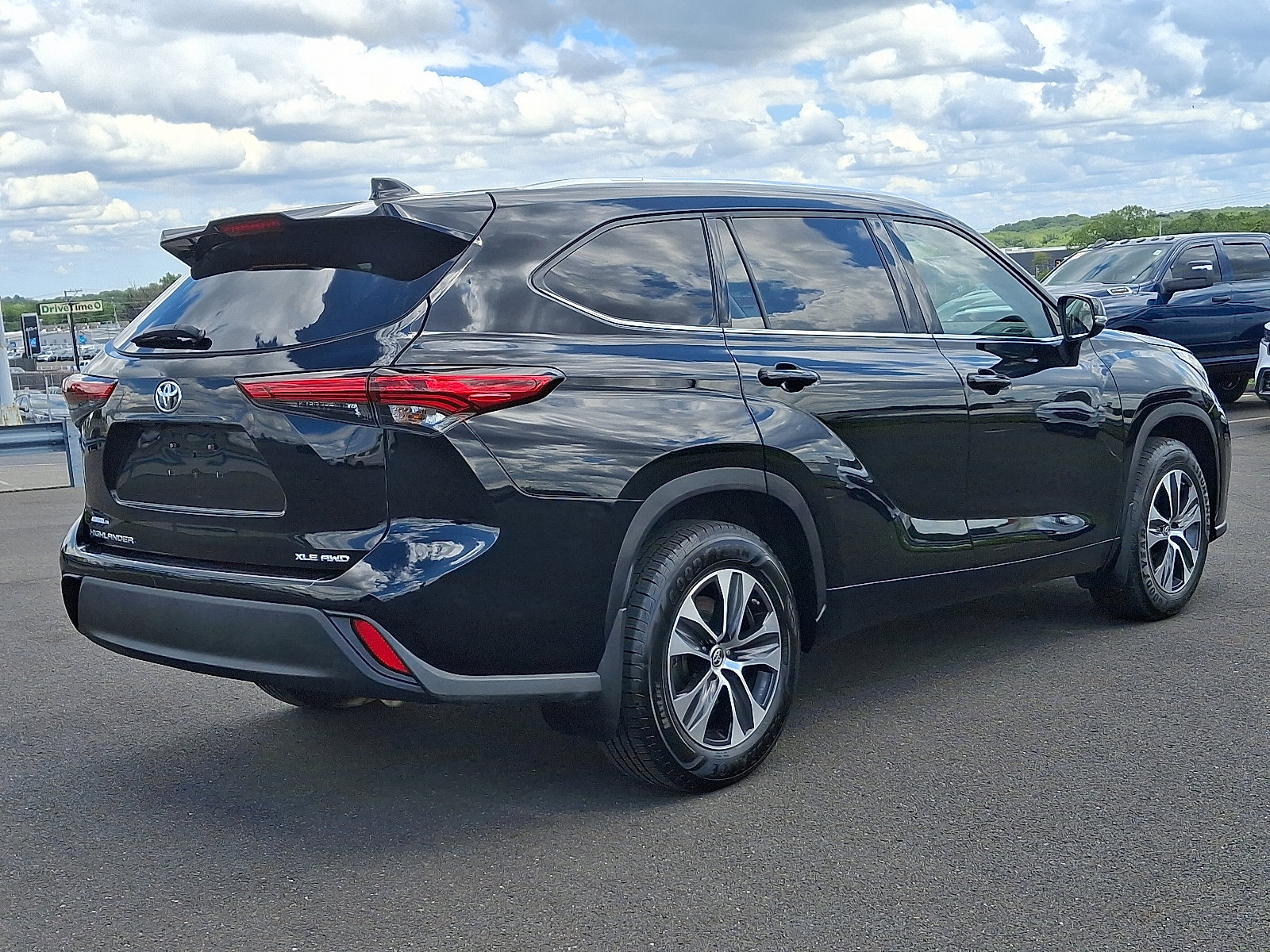 Used 2020 Toyota Highlander XLE image 6