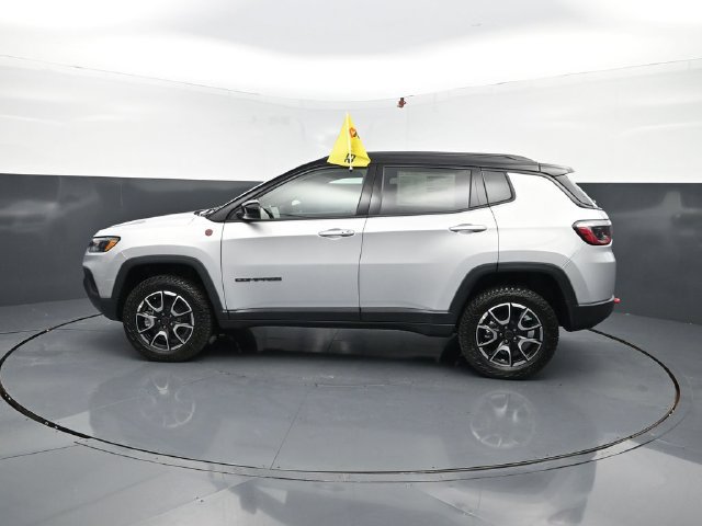 New 2026 Jeep Compass Trailhawk w/ Sun, Sound & Navigation Group AWD/4WD image 5