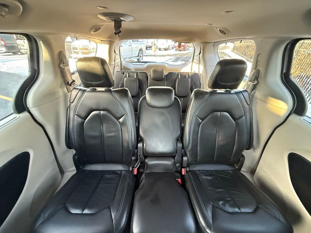 Used 2021 Chrysler Pacifica Touring-L image 14