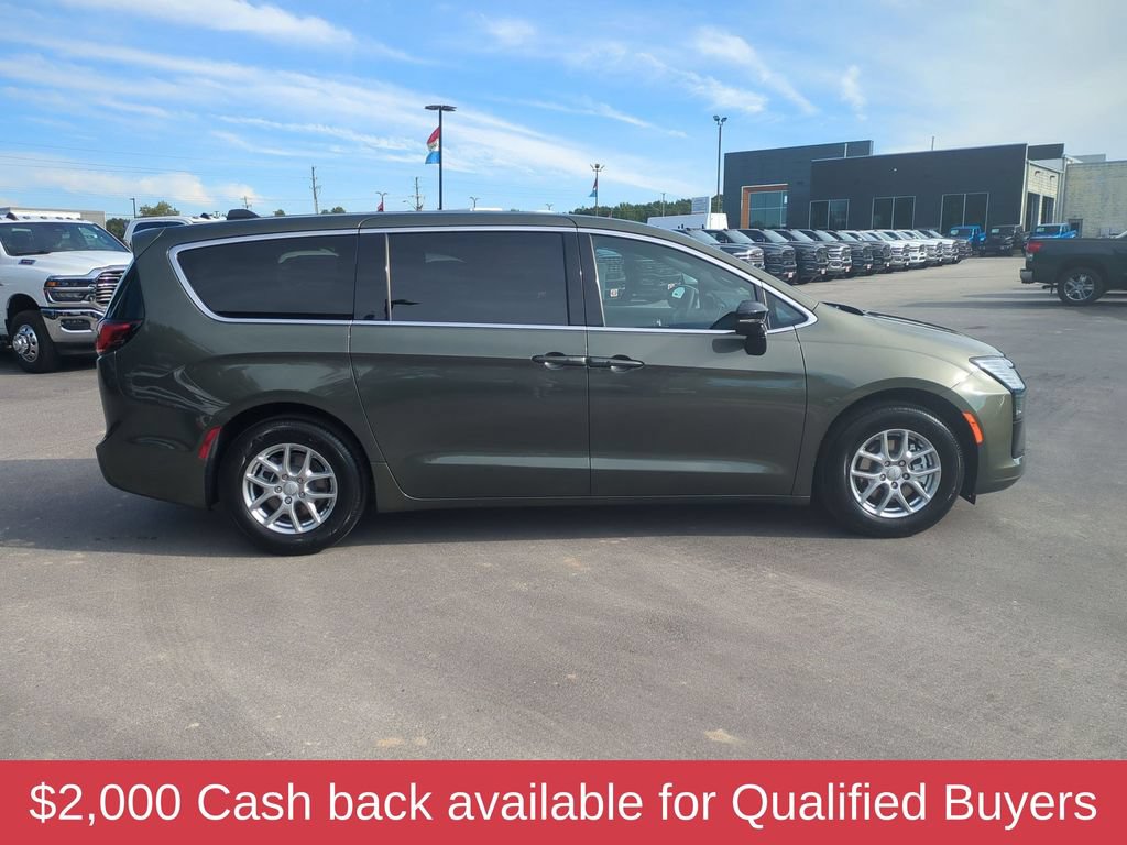 New 2027 Chrysler Pacifica Select FWD image 3