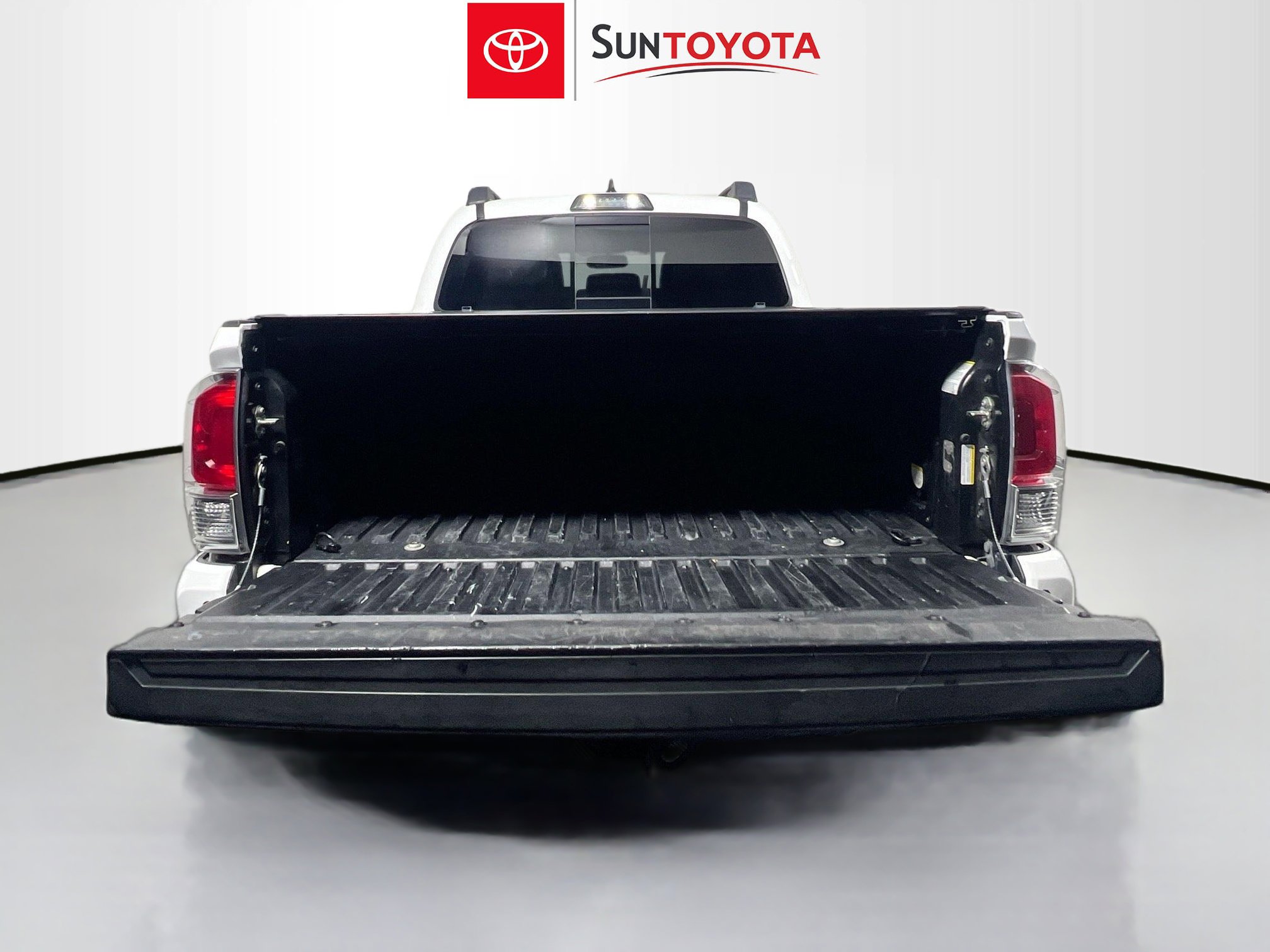 Used 2017 Toyota Tacoma Limited image 34