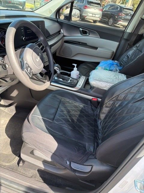 Used 2022 Kia Carnival LX image 2