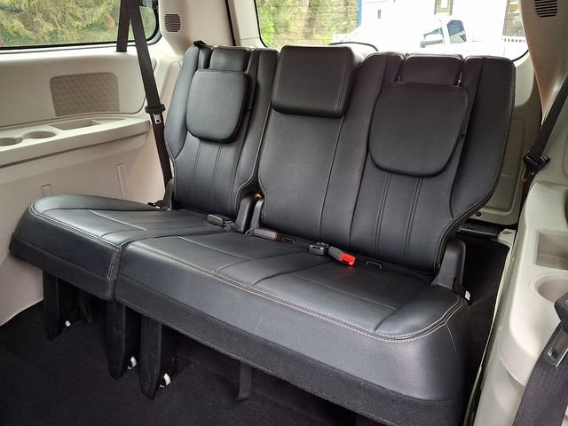 Used 2016 Chrysler Town & Country Touring image 13