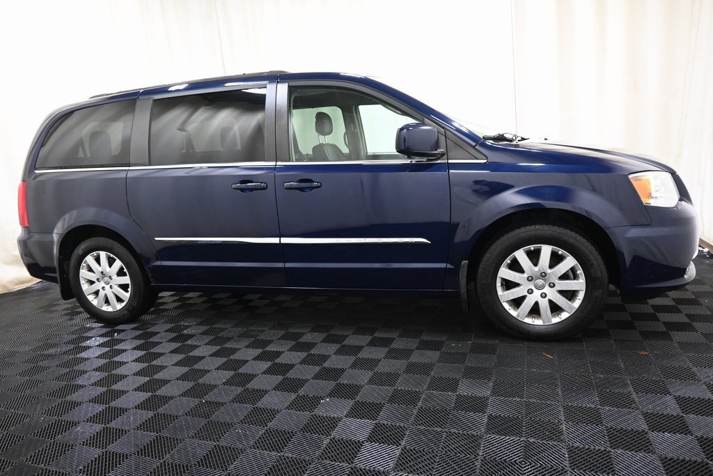 Used 2013 Chrysler Town & Country Touring image 20