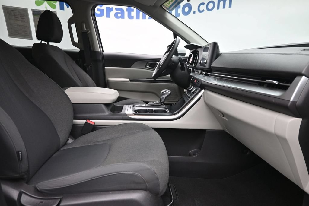 Used 2024 Kia Carnival LX FWD image 9