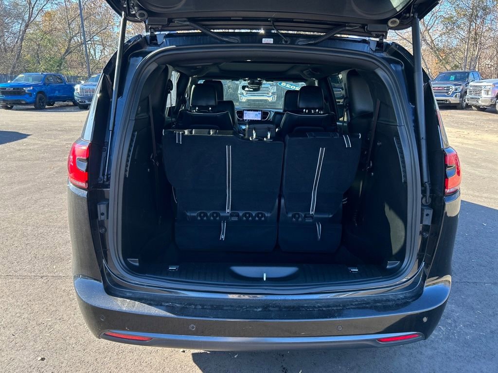 Used 2025 Chrysler Pacifica Limited image 14