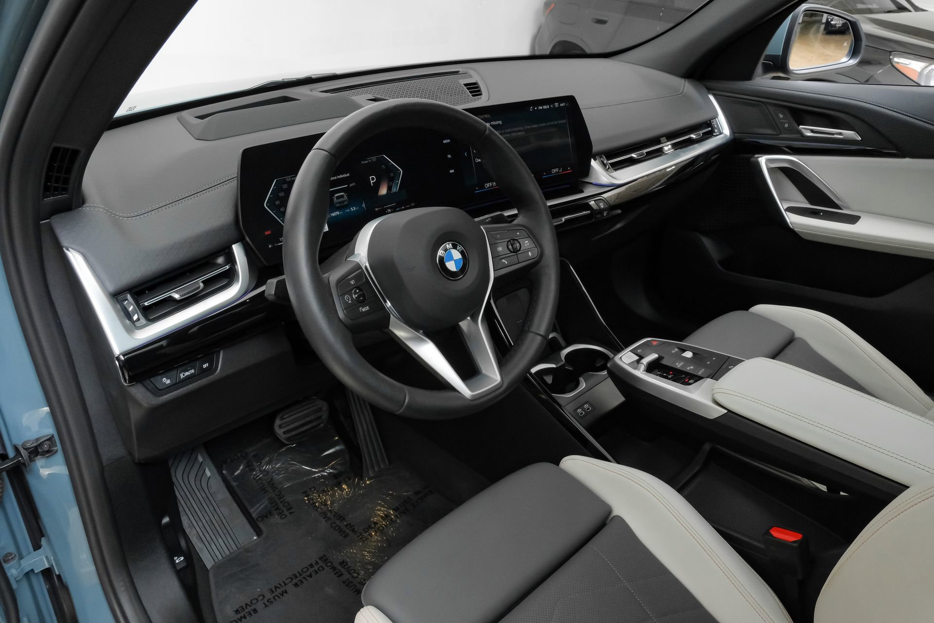 Used 2025 BMW X2 xDrive28i AWD/4WD image 3