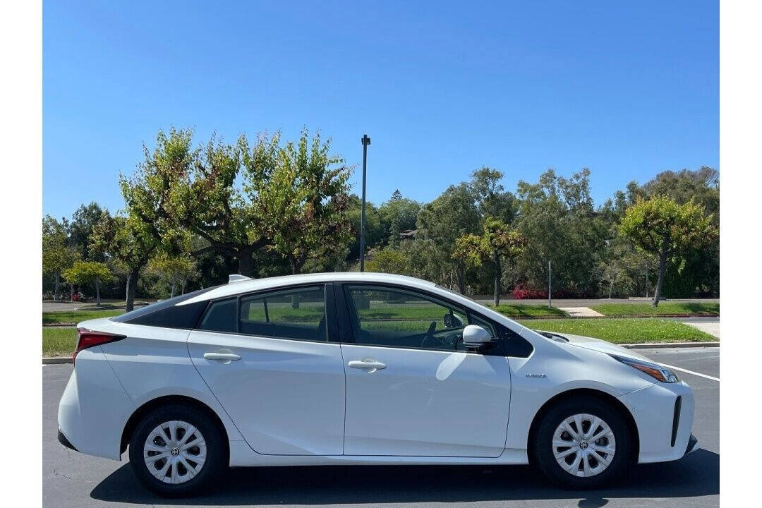 Used 2019 Toyota Prius LE w/ Carpet Mat Package FWD image 2