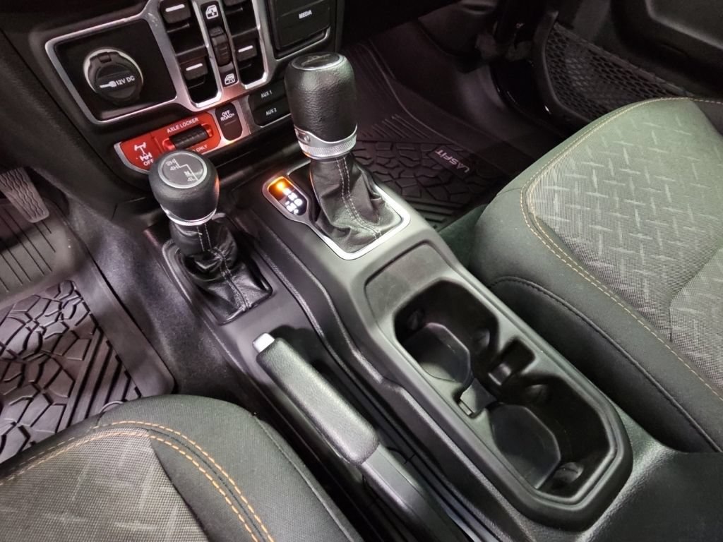 Used 2025 Jeep Gladiator Mojave w/ Convenience Group AWD/4WD image 23
