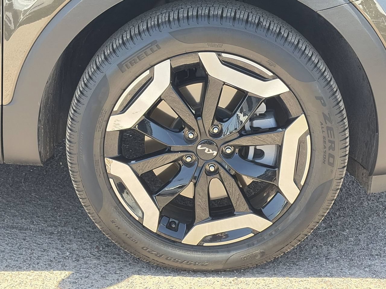 Certified 2025 Kia Telluride EX w/ EX Captain's Chair Package FWD image 9