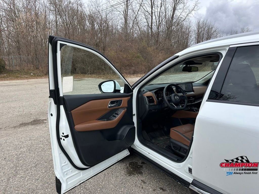 Used 2024 Nissan Rogue Platinum w/ Platinum Premium Package image 16