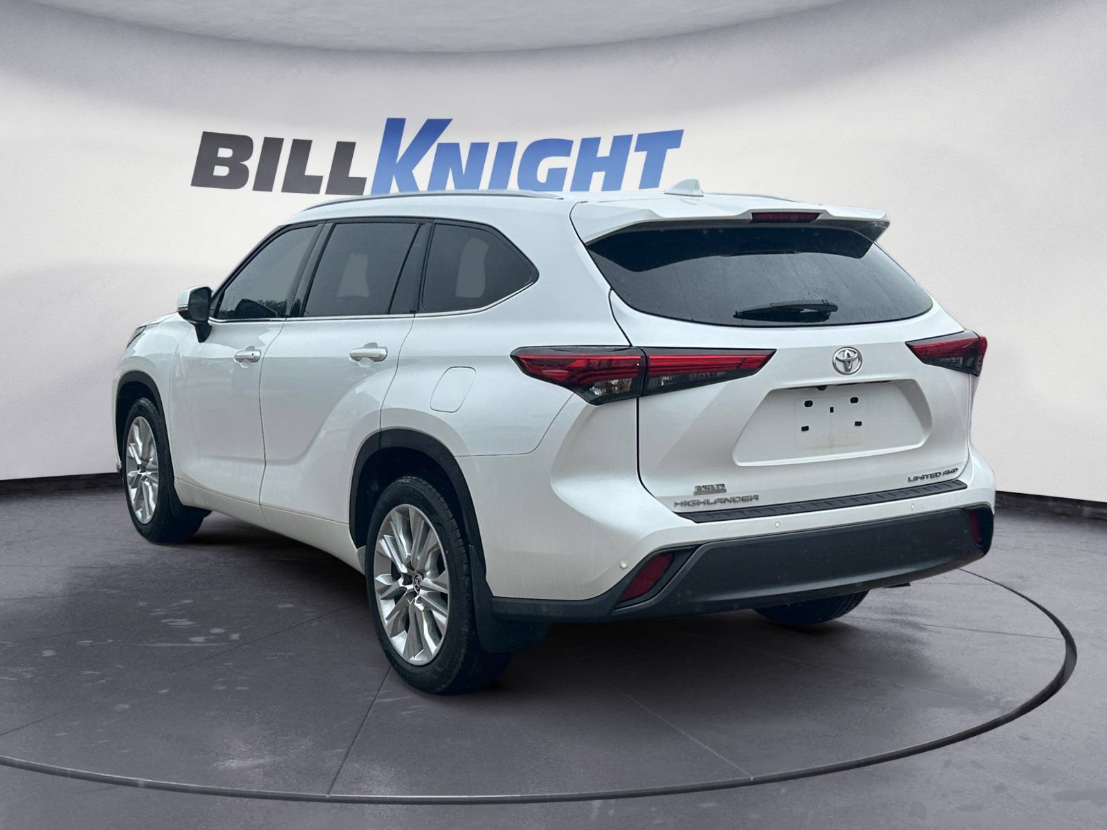 Used 2023 Toyota Highlander Limited AWD/4WD image 2