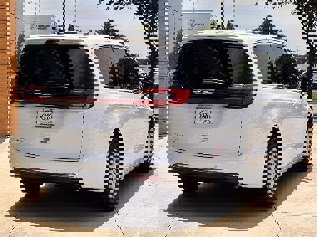 New 2025 Chrysler Pacifica Select image 4