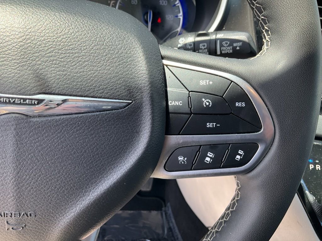 Used 2023 Chrysler Pacifica Touring-L image 8