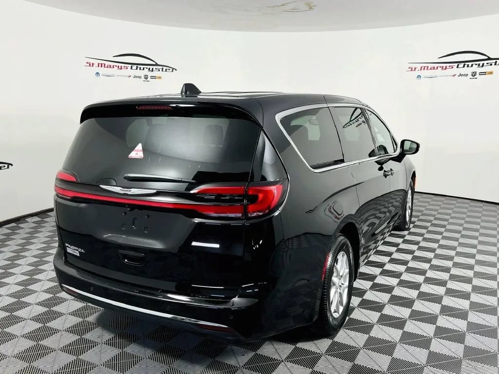 Used 2026 Chrysler Pacifica Select FWD image 8