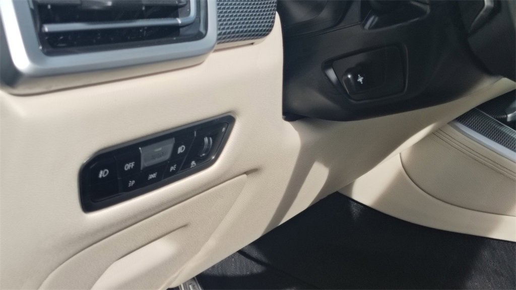 Used 2021 BMW X5 M50i image 10