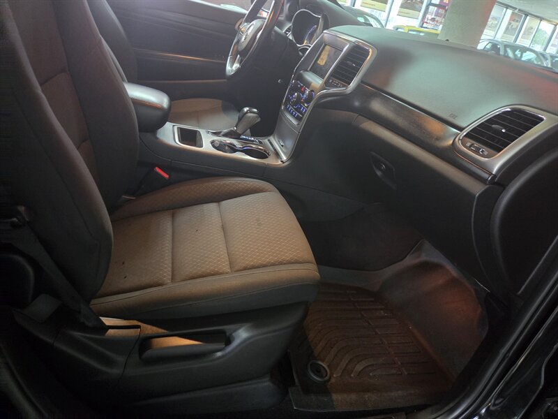 Used 2018 Jeep Grand Cherokee Laredo AWD/4WD image 20