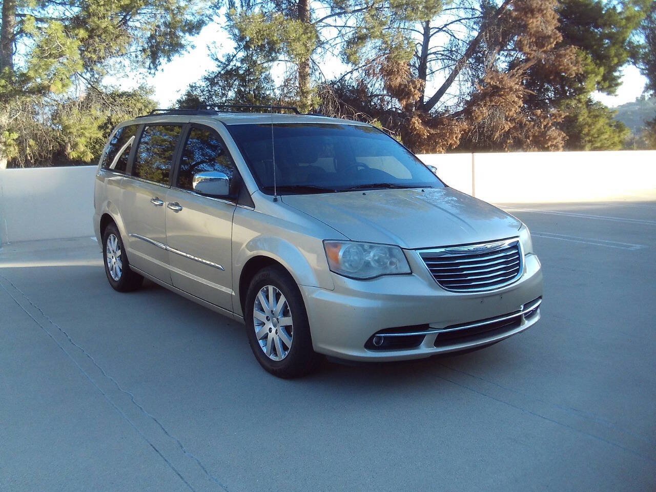 Used 2012 Chrysler Town & Country Touring-L w/ Entertainment Group #2 image 14