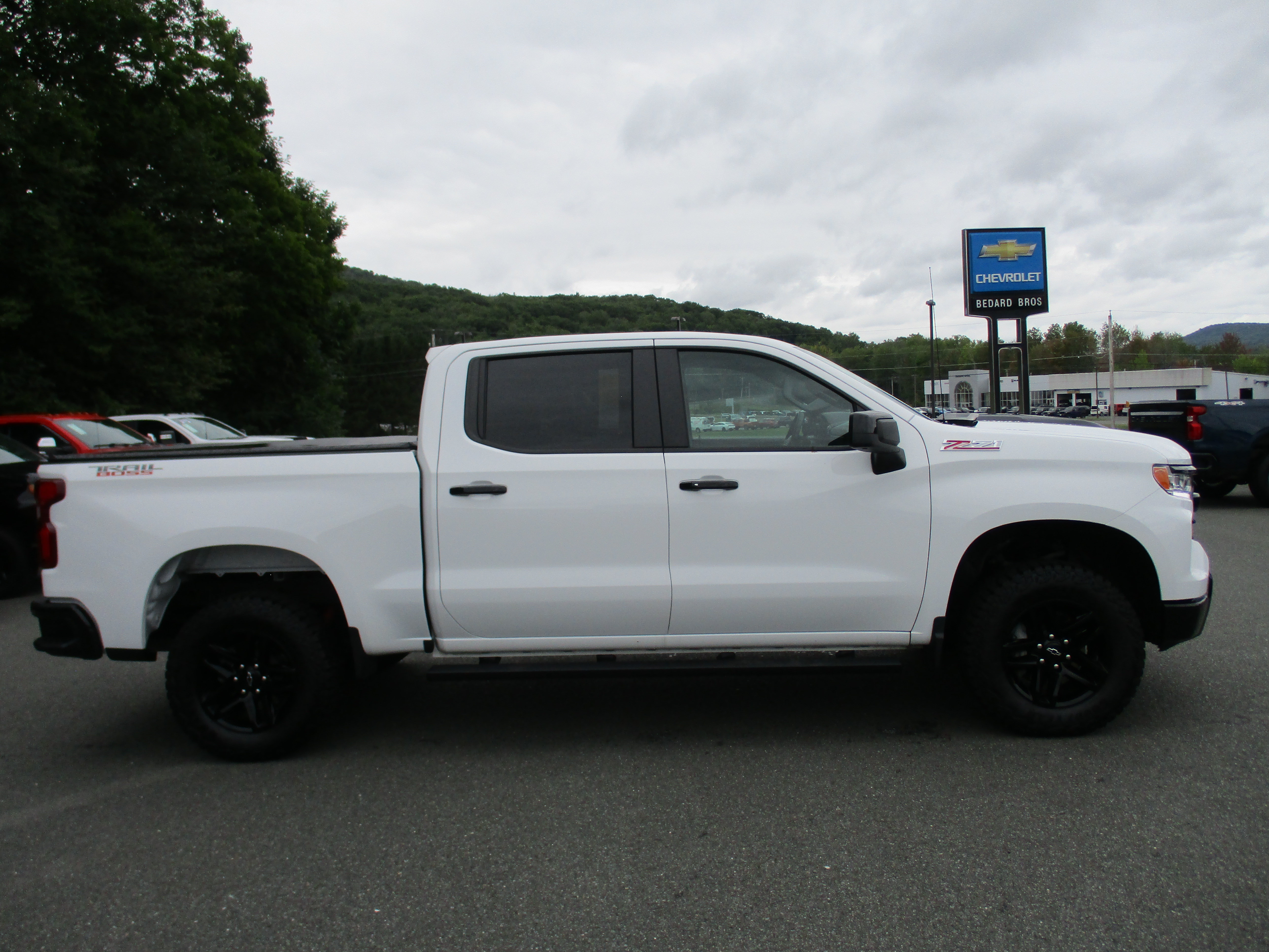 Used 2025 Chevrolet Silverado 1500 LT Trail Boss w/ Convenience Package II AWD/4WD image 4