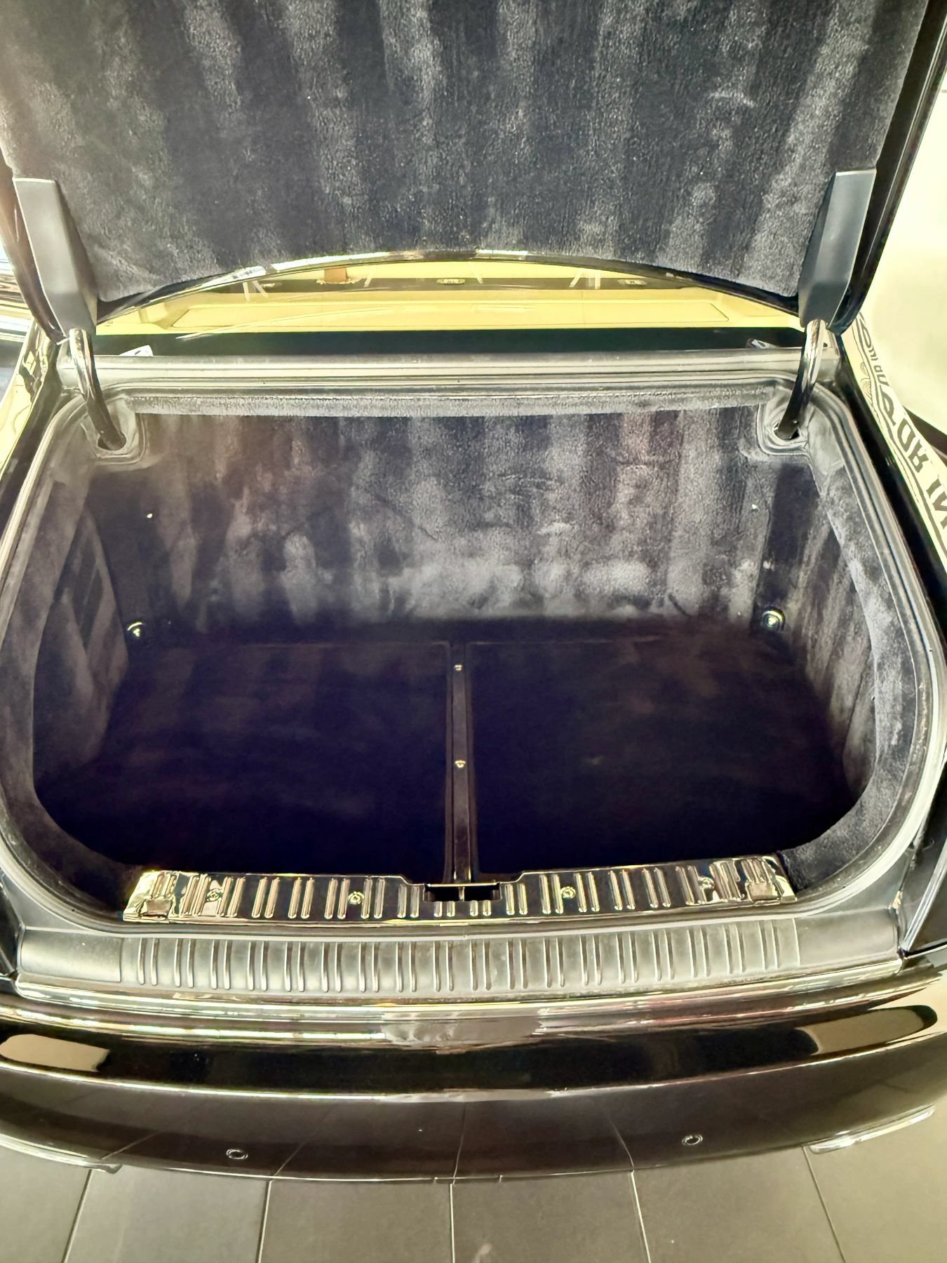 Used 2015 Rolls-Royce Phantom Sedan RWD image 35