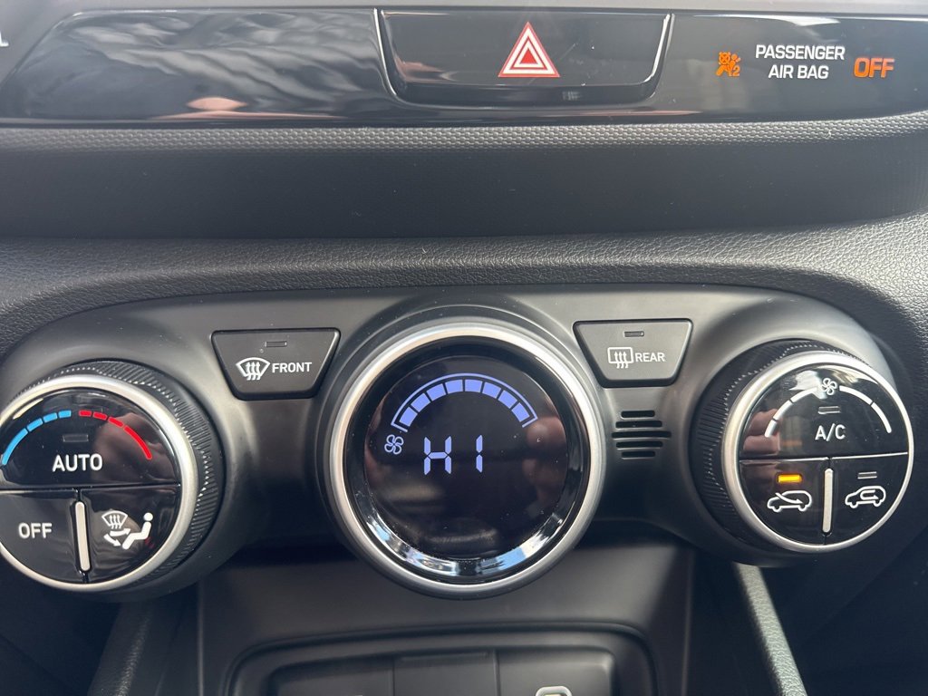 Used 2025 Hyundai Venue SEL image 21