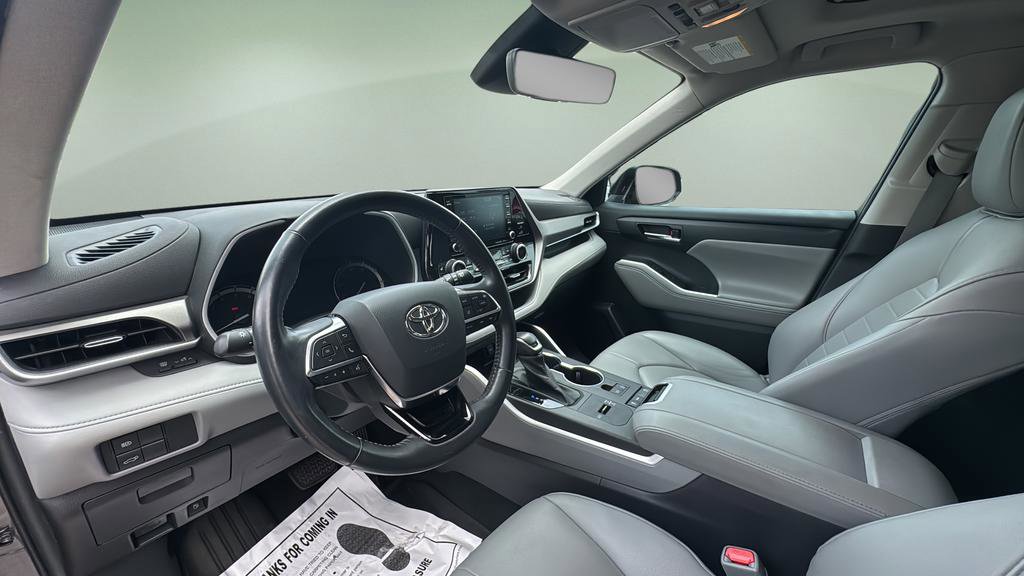Used 2020 Toyota Highlander XLE FWD image 17