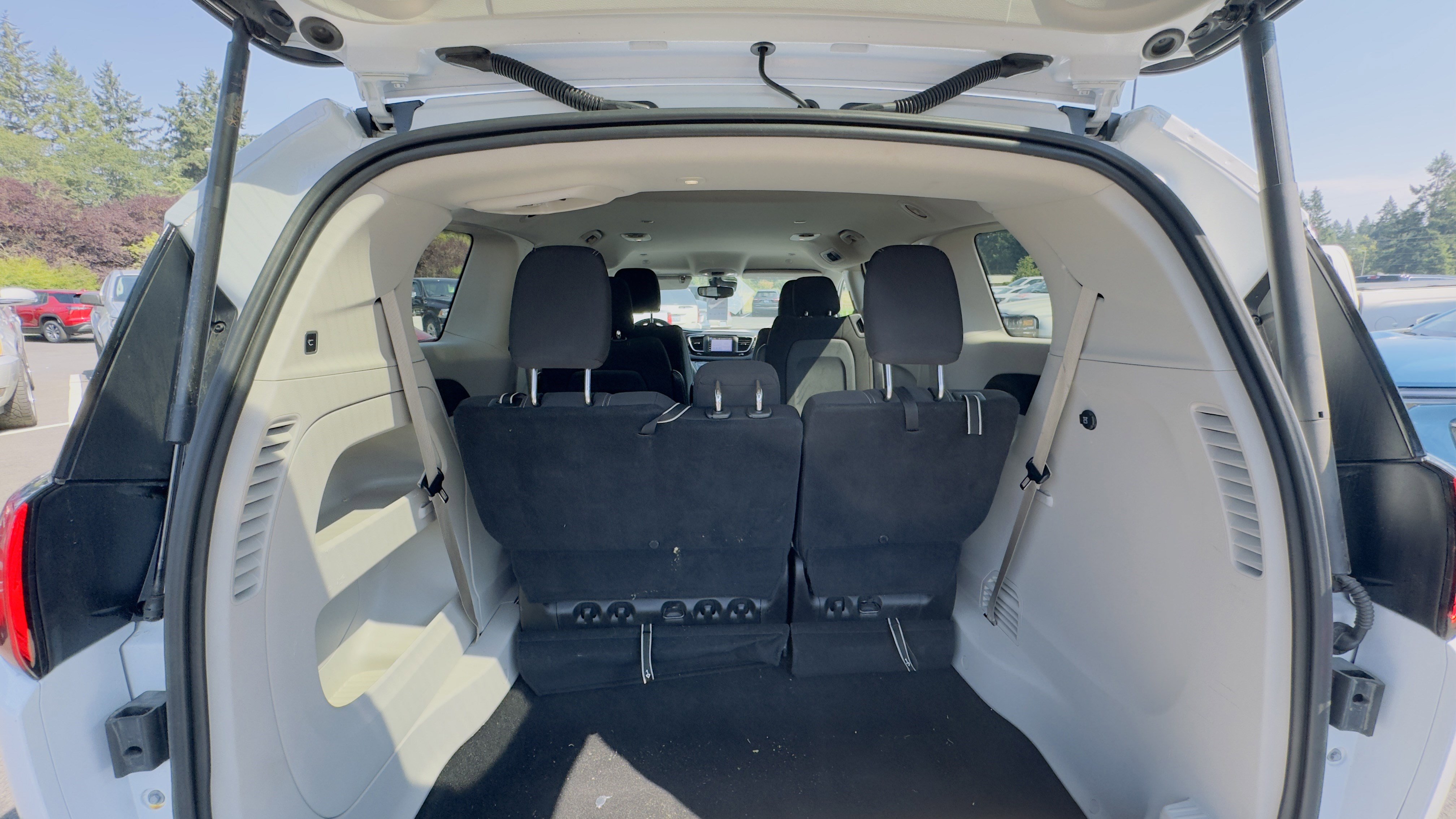 Used 2023 Chrysler Voyager LX image 14