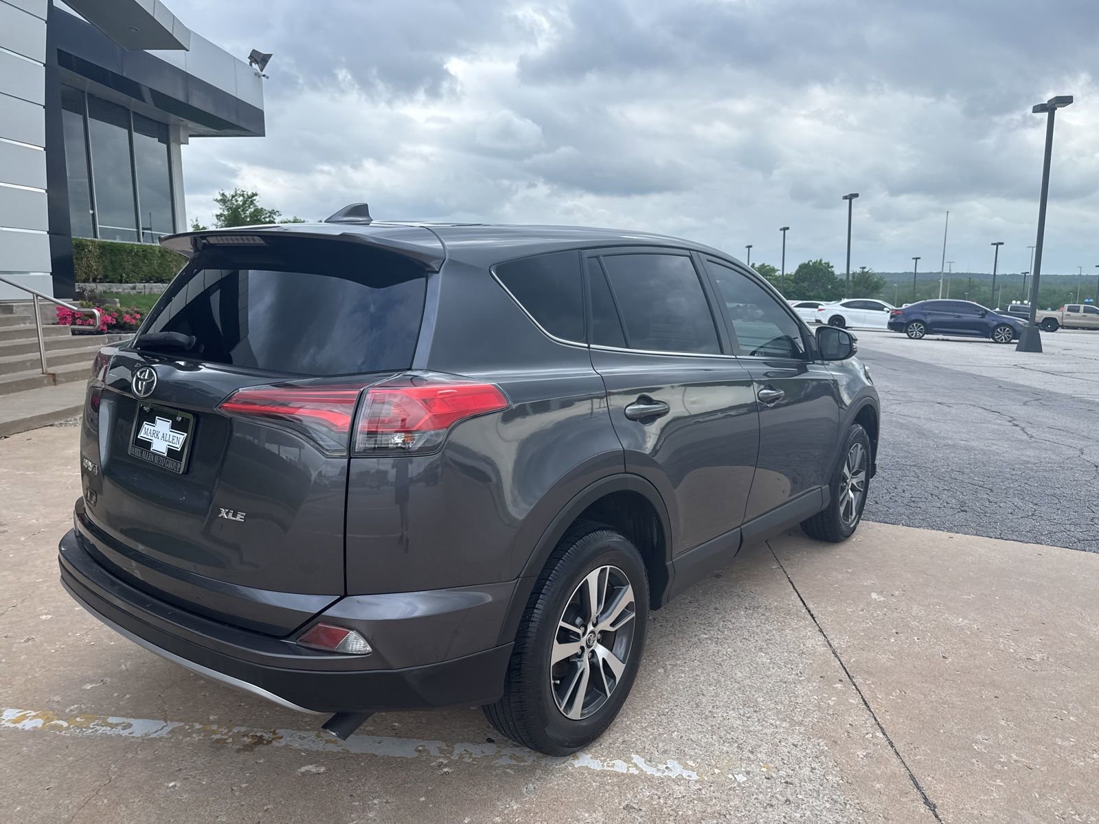 Used 2018 Toyota RAV4 XLE FWD image 3