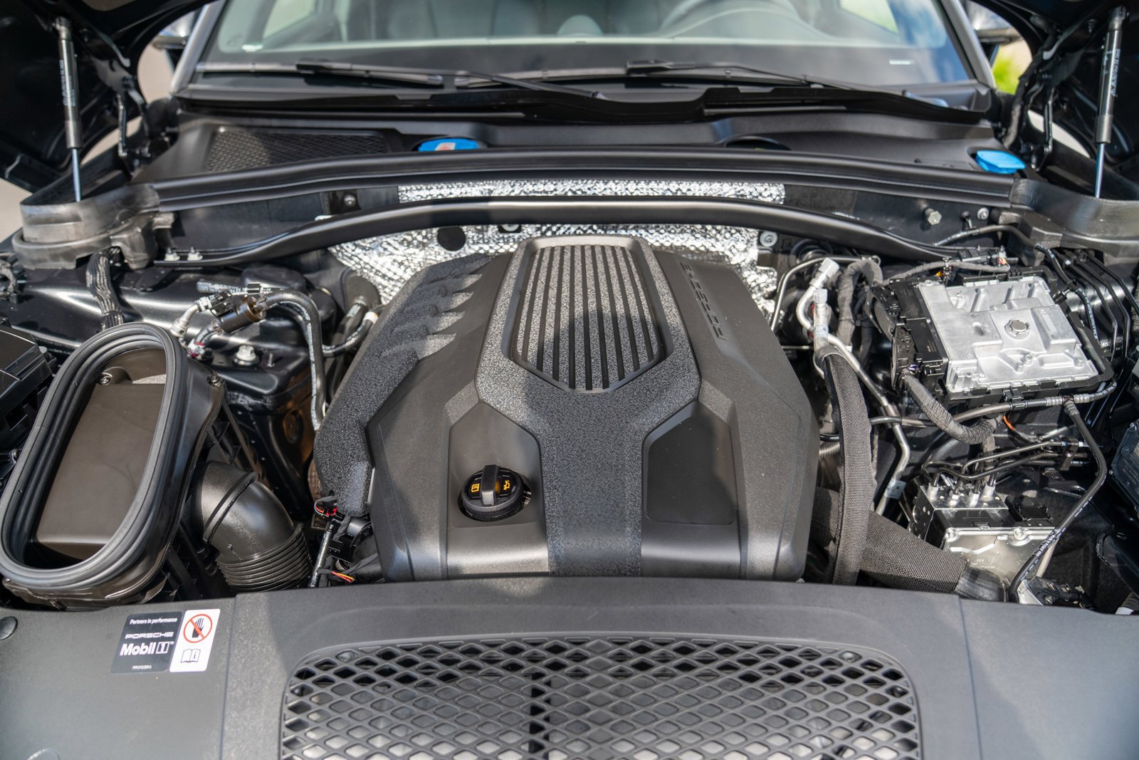 Certified 2026 Porsche Macan AWD/4WD image 28