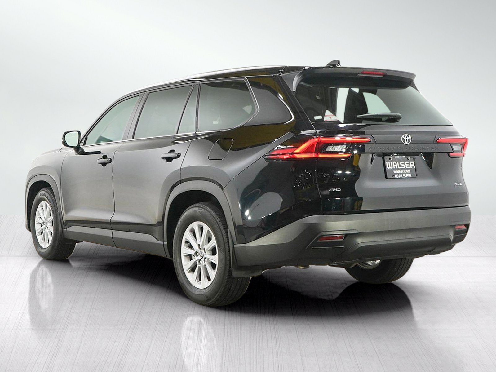Used 2025 Toyota Grand Highlander AWD image 3