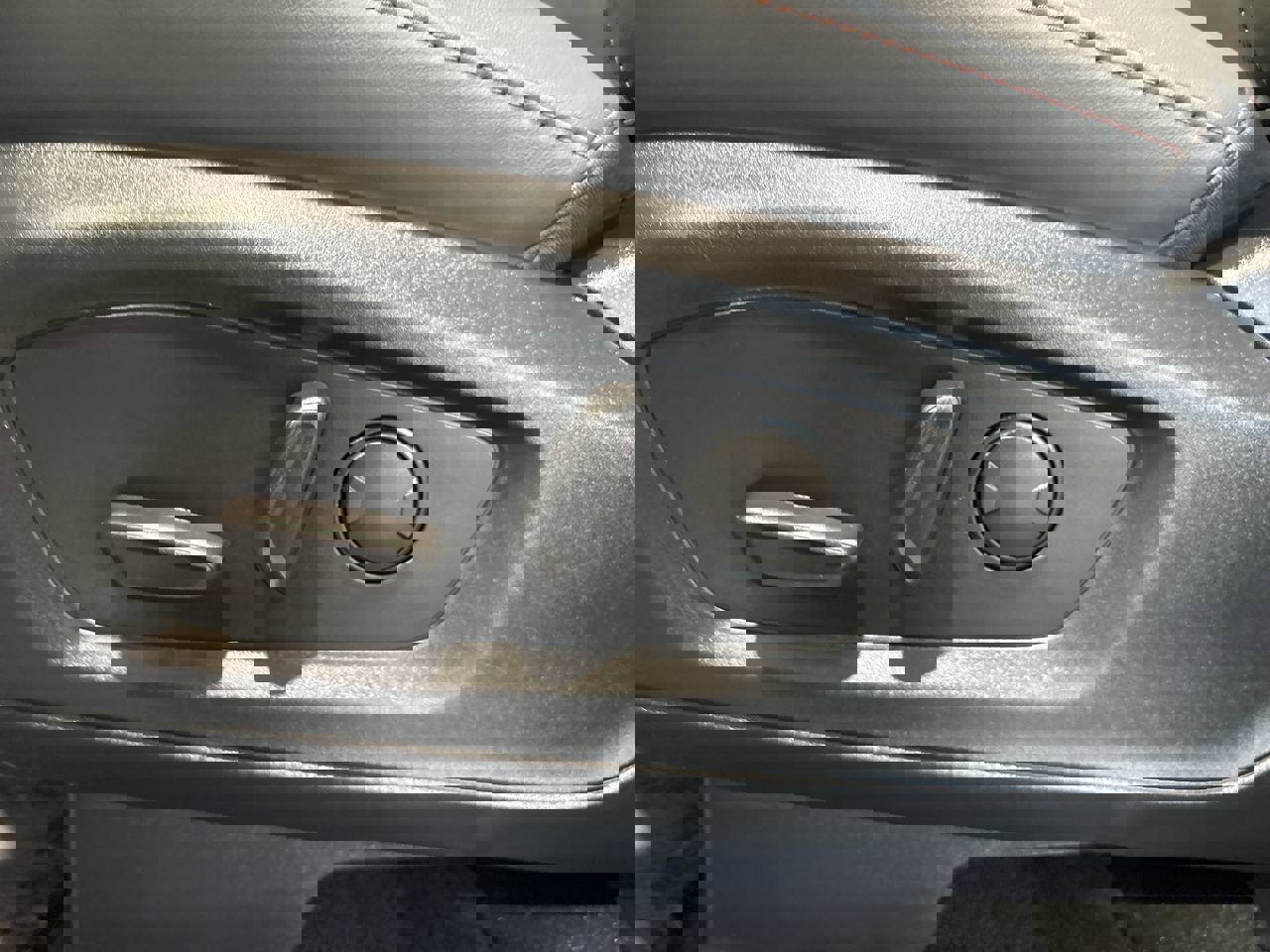 Used 2025 Ford Explorer Active w/ Active Comfort Package image 12