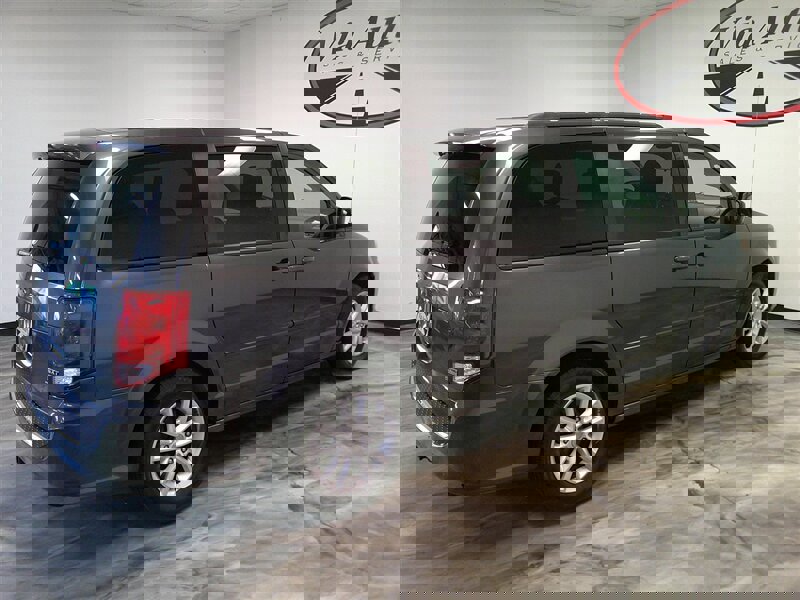 Used 2016 Dodge Grand Caravan SXT w/ Rear Park Assist Package image 6