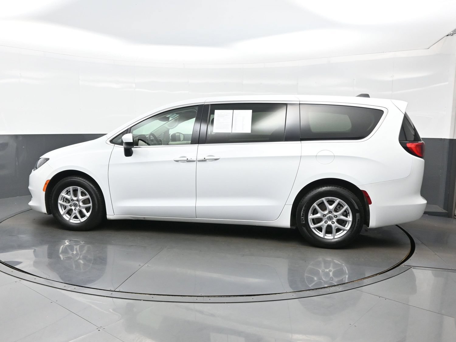 Used 2023 Chrysler Voyager LX FWD image 4