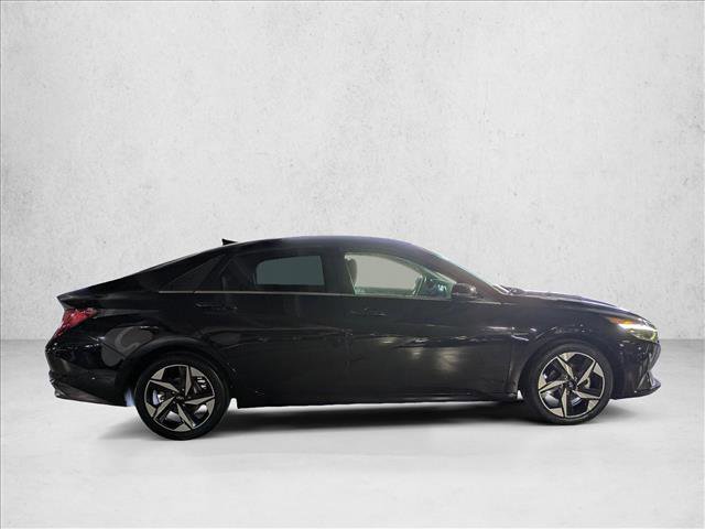 Used 2022 Hyundai Elantra SEL w/ Convenience + Premium Package FWD image 4
