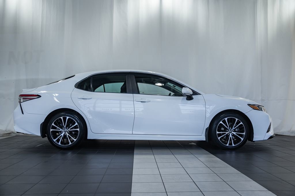 Used 2018 Toyota Camry SE w/ Moonroof Package image 3