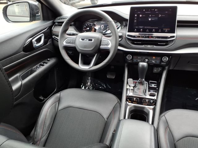 Used 2025 Jeep Compass Trailhawk AWD/4WD image 5