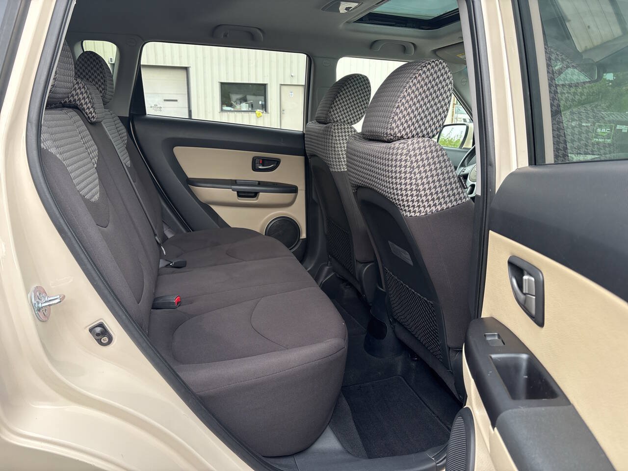 Used 2011 Kia Soul ! FWD image 32