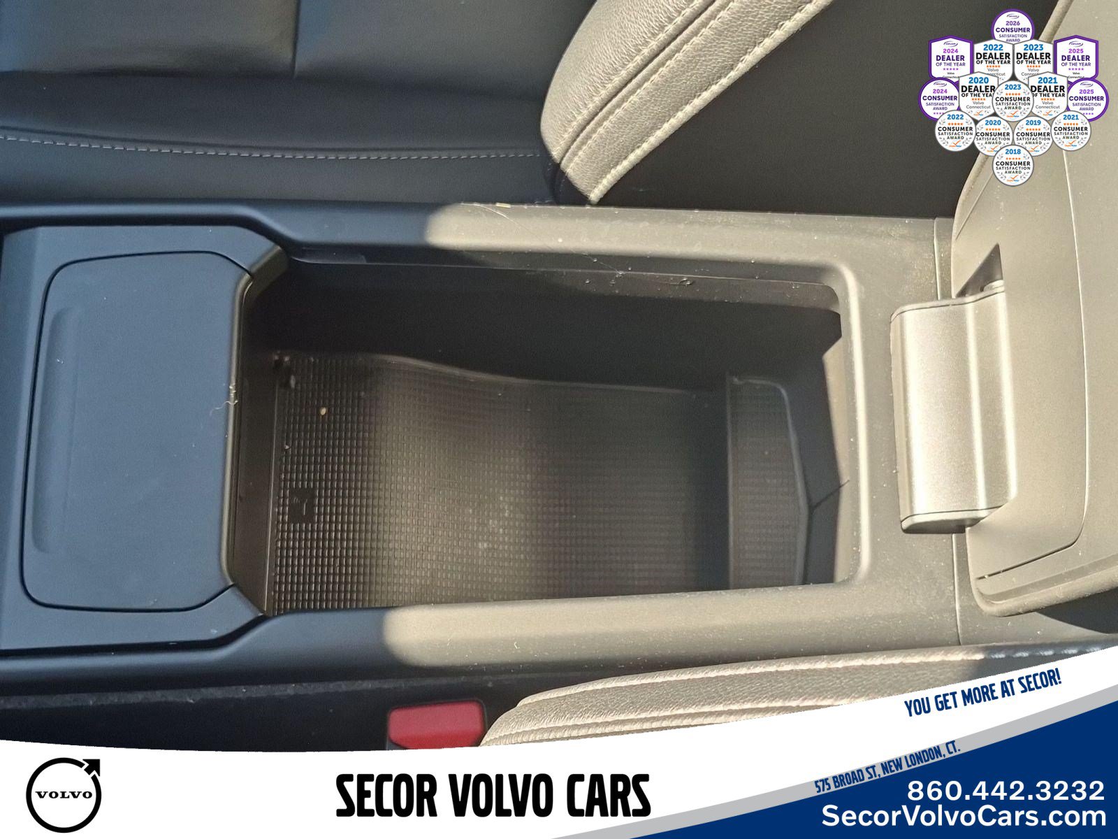 Used 2024 Volvo XC40 B5 Plus AWD/4WD image 15