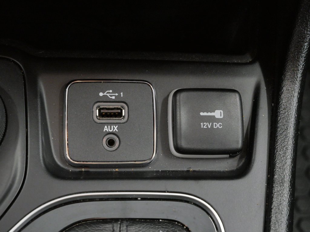 Certified 2019 Jeep Cherokee Latitude Plus AWD/4WD image 30