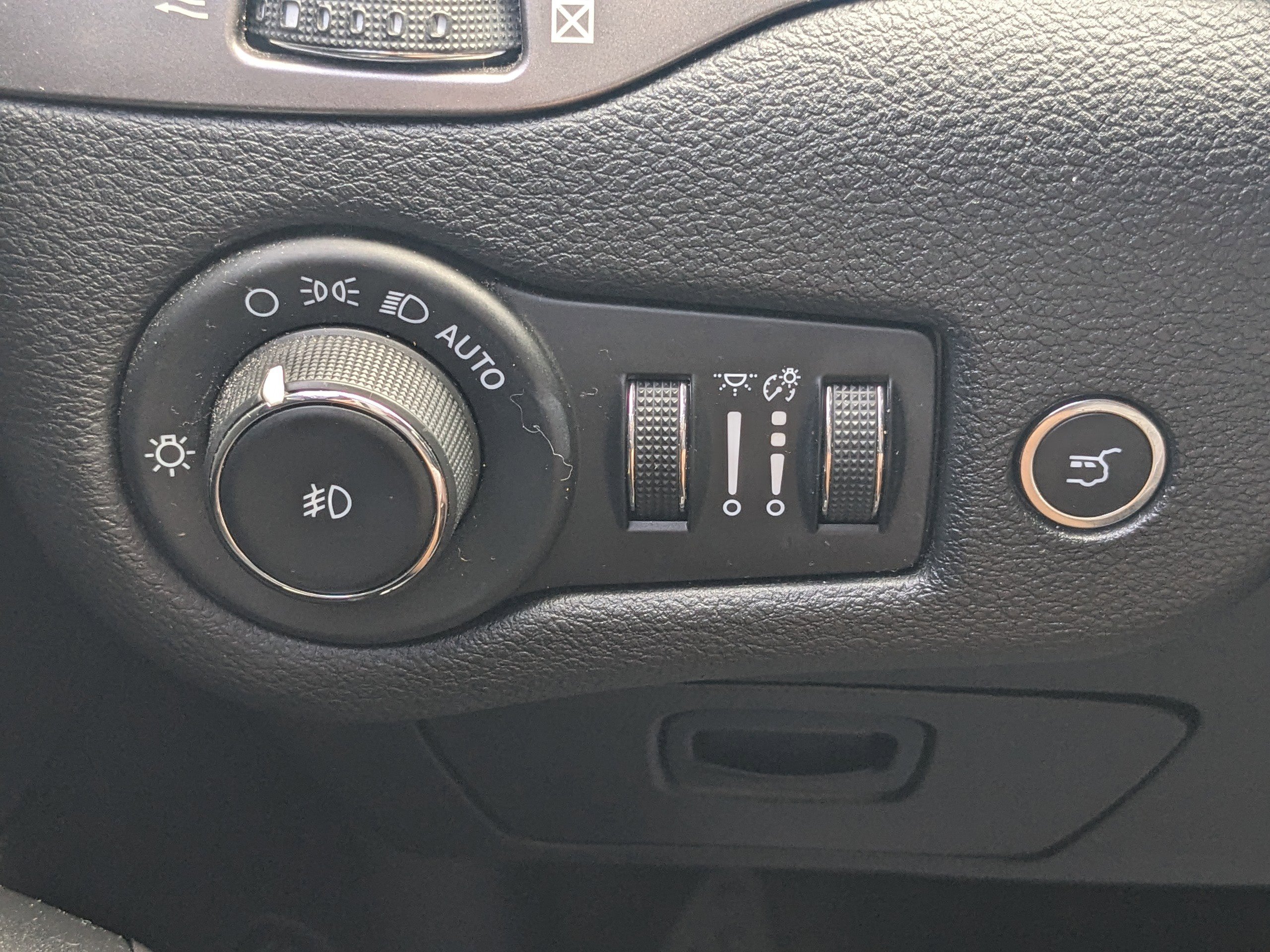 Used 2021 Jeep Cherokee Latitude Lux w/ Comfort/Convenience Group image 19