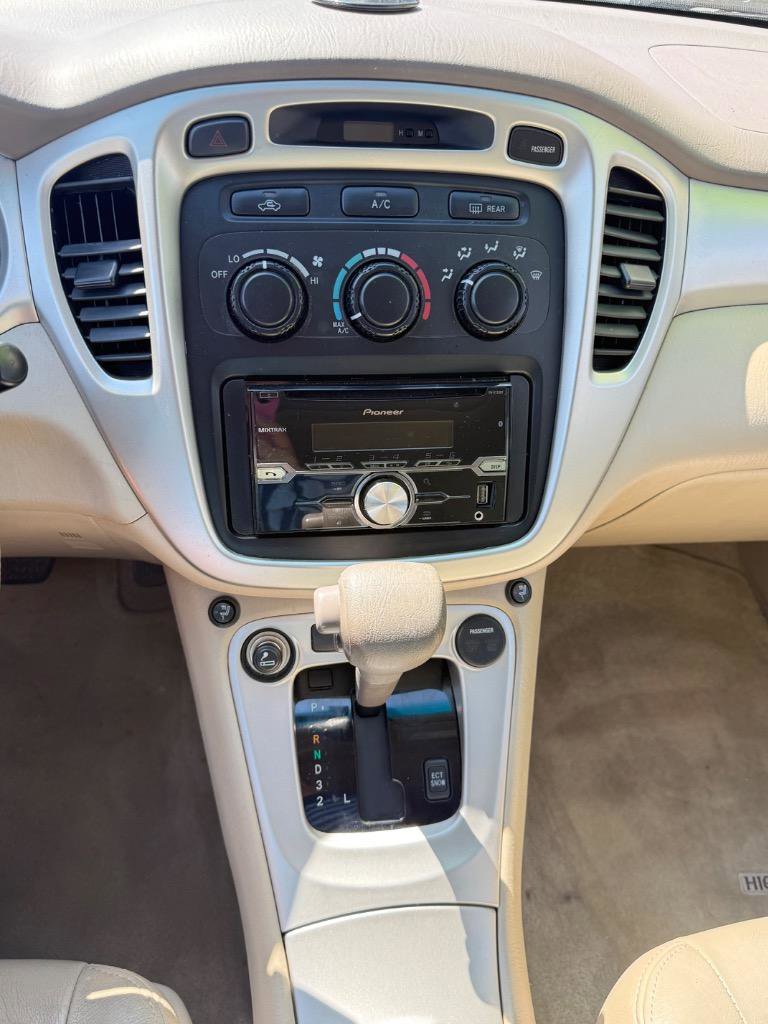 Used 2006 Toyota Highlander 4WD V6 w/ 3rd Row image 15
