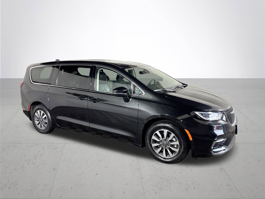 Used 2023 Chrysler Pacifica Touring-L image 4