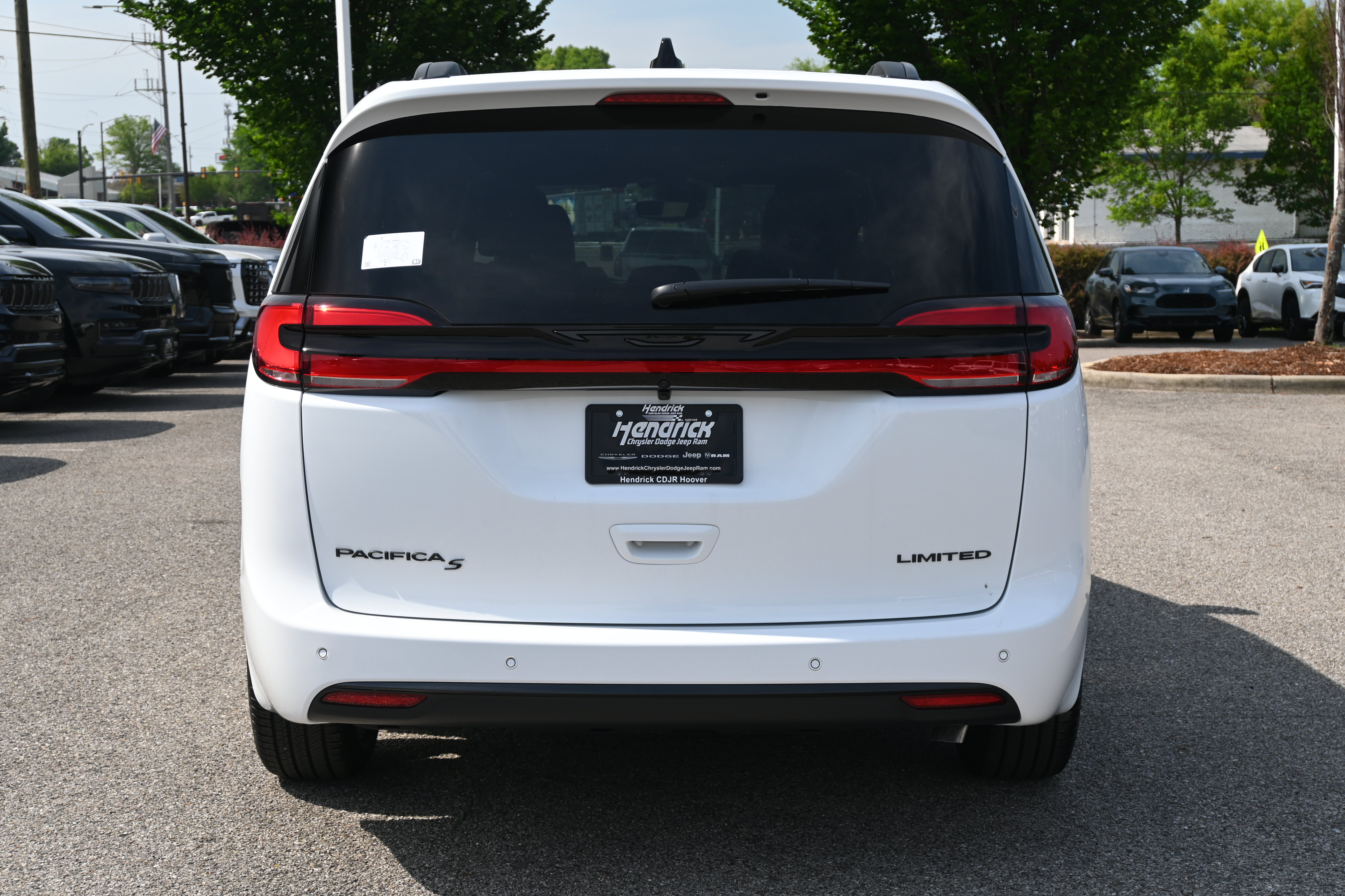 New 2027 Chrysler Pacifica Limited FWD image 9