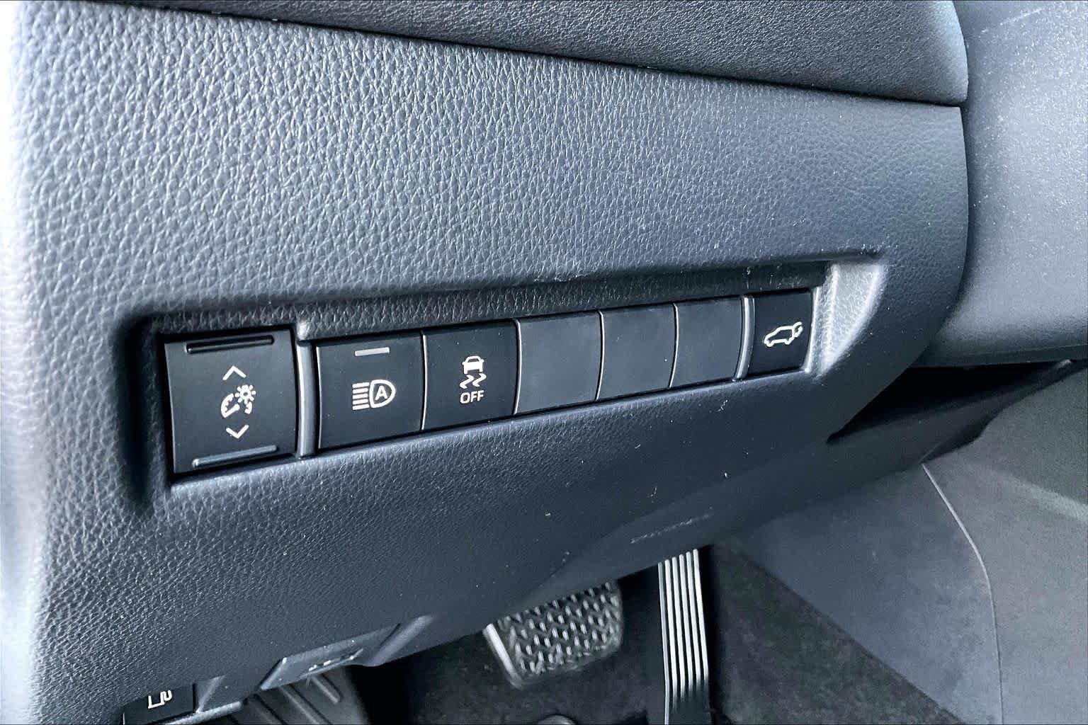 Used 2021 Toyota Venza AWD/4WD image 32
