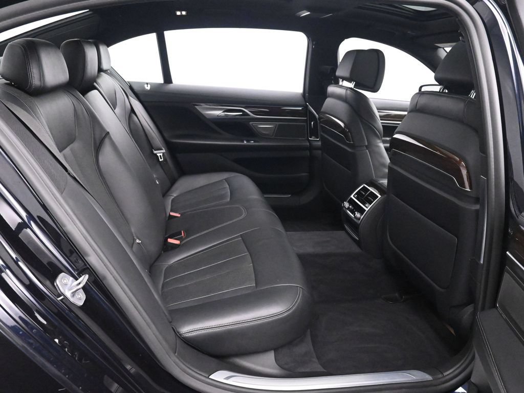 Used 2020 BMW 750i xDrive w/ M Sport Package AWD/4WD image 17